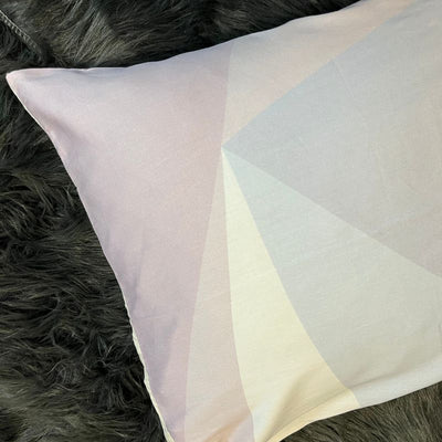 PYTT Pink Triangles pudebetræk i bomuldssatin - 60x50 cm